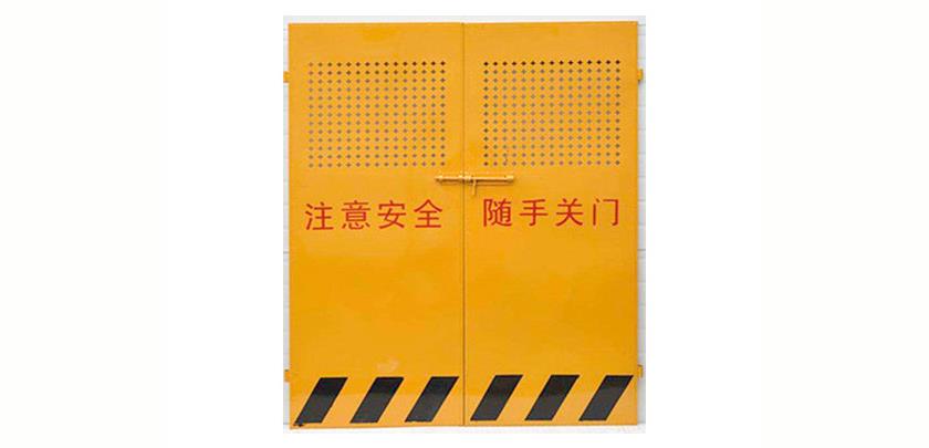 為什么施工電梯防護門是黃色的？
